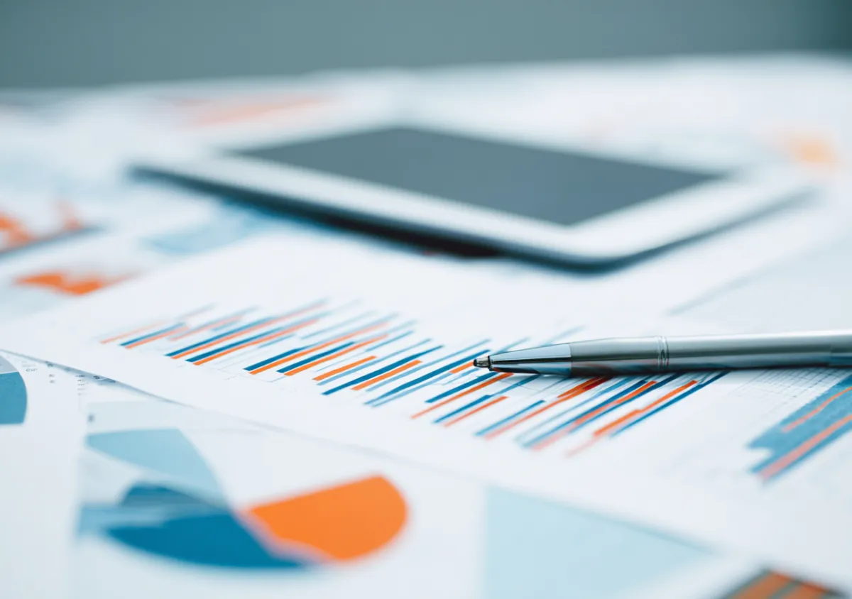 Equipo revisando fuentes de datos aprobadas